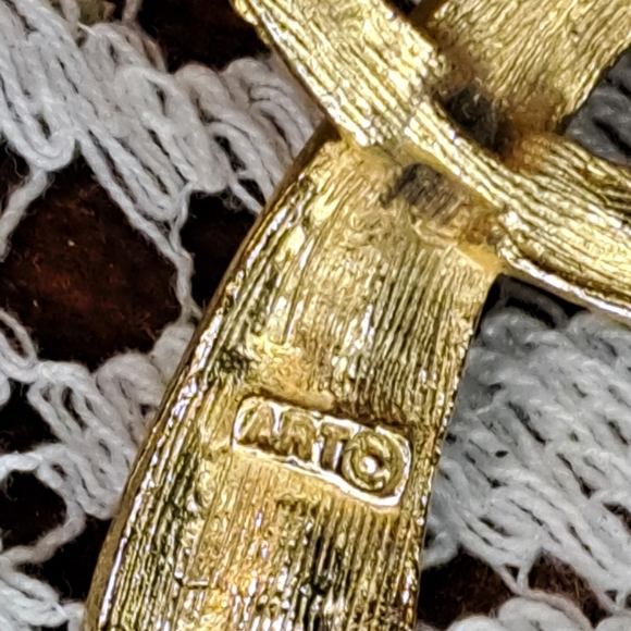 Vintage Signed ART Arthur Pepper Gold Tone Layered Ribbon Brooch Textured - Picture 3 of 5